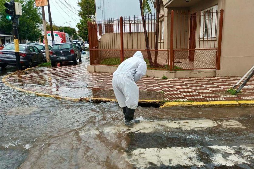 inundaciones_tormentas_Quilmes_hombre_agua
