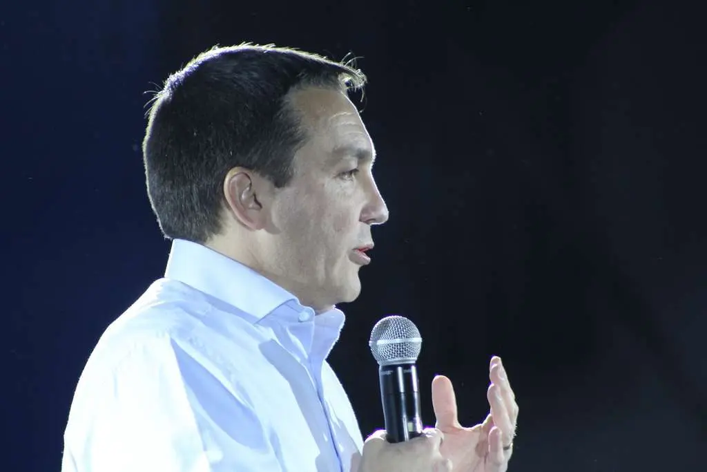 Andrés Watson frente a cientos de militantes