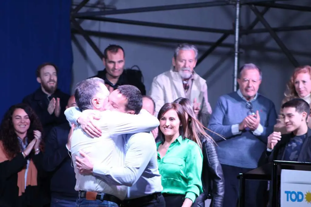 Andrés Watson y Julio Pereyra en un abrazo