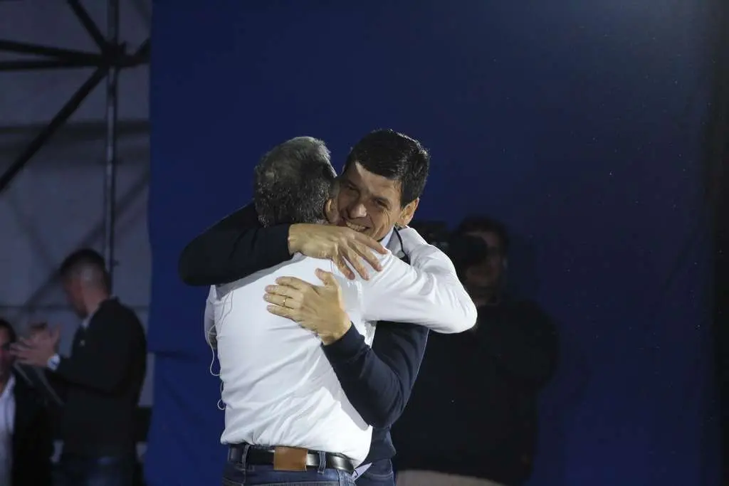 El abrazo entre Julio Pereyra y Arnaldo Medina