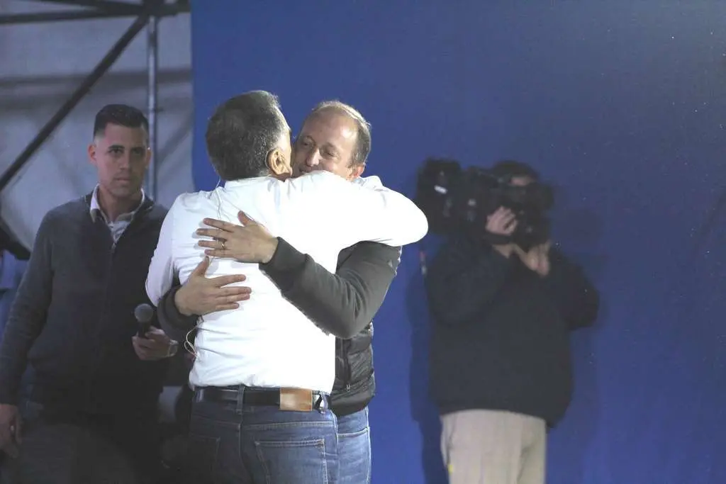 Julio Pereyra y el abrazo con Martín Insaurralde