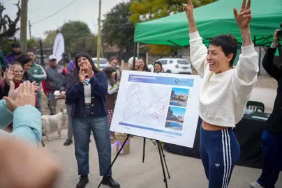 MAYRA Y EVA MIERI RECORRIERON LOS NUEVOS PAVIMENTOS DE LOS BARRIOS 1&ordm; DE MAYO Y MONTEVERDE Y ENTREGARON ÁRBOLES NATIVOS A VECINOS 2