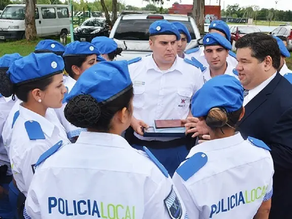 Nedela con polic&iacute;as locales