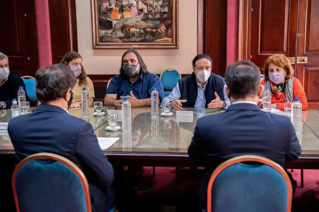13 de julio de 2021. El Gobernador de la provincia de Buenos Aires, Axel Kicillof, encabez&oacute; un reuni&oacute;n con distintos gremios acompa&ntilde;ado por parte de su gabinete.
Foto: Mariano Sanda