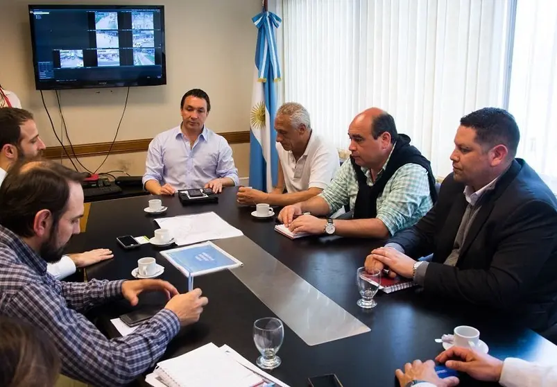 El intendente interino Watson junto a autoridades del ferrocarril Roca