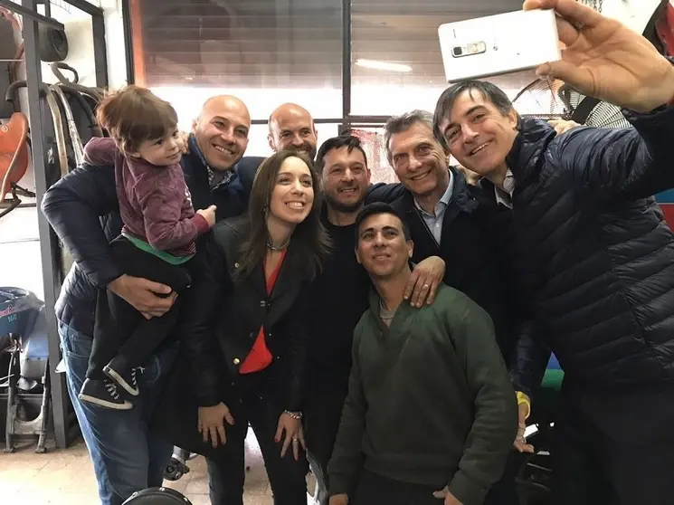 Macri, Vidal, Bullrich en una selfie con el comerciante que visitaron en Quilmes