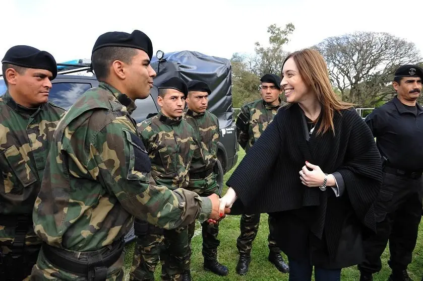 Vidal junto a efectivos del Grupo Halc&oacute;n en Berazategui