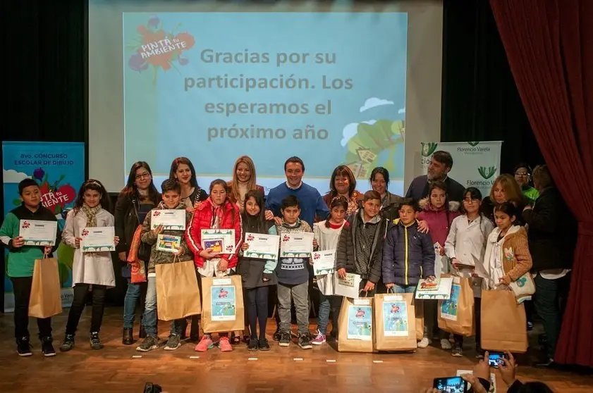 Los participantes de Pint&aacute; tu Ambiente junto al intendente Watson