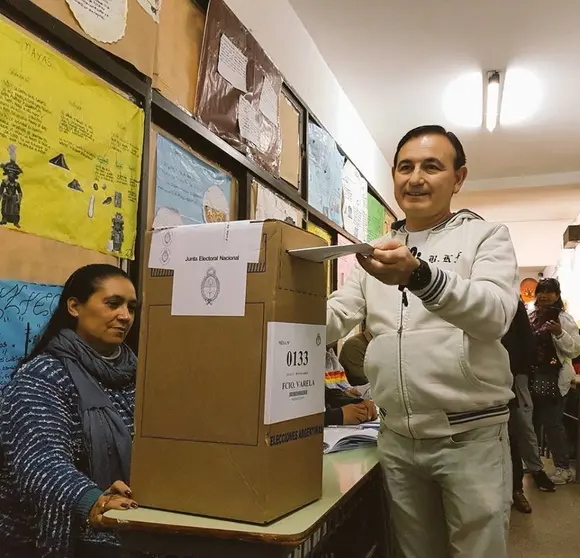 Daniel Gonz&aacute;les ya emiti&oacute; su voto