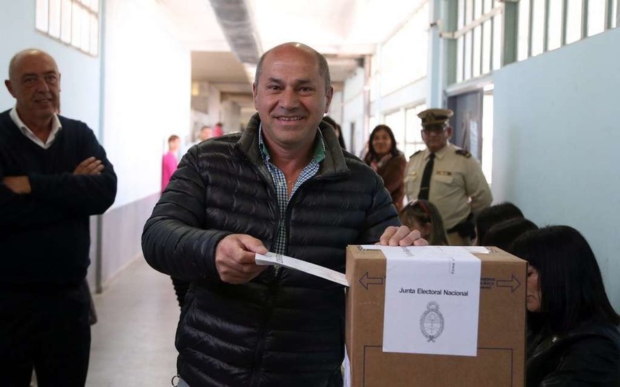 Mario Secco votó en Ensenada y saludó a vecinos