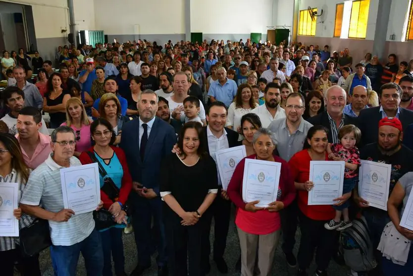 Estrega de escrituras a vecinos de Florecio Varela