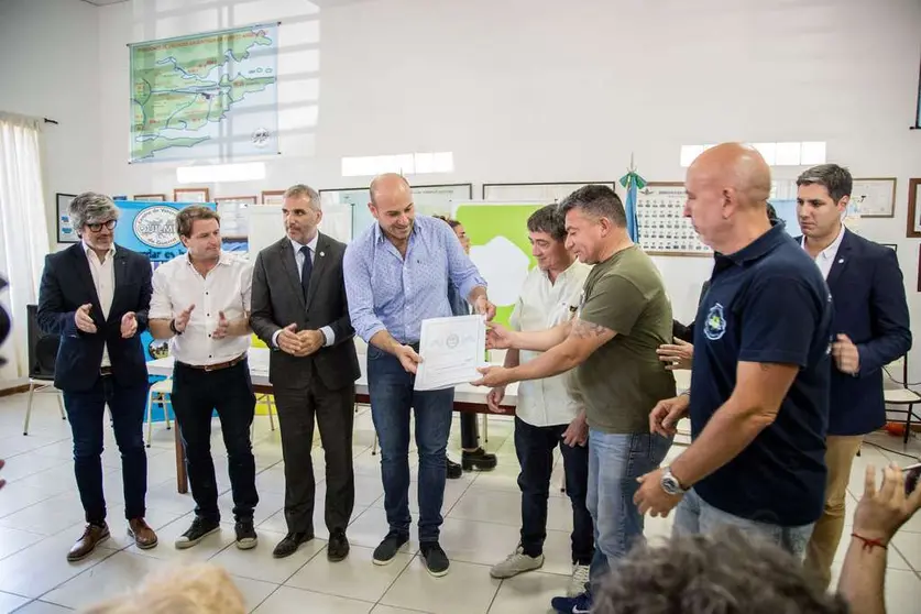 EL INTENDENTE ENTREG&Oacute; A LOS EX COMBATIENTES DE MALVINAS LA ESCRITURA DE LA SEDE DEL CENTRO DE VETERANOS DE GUERRA  (1)