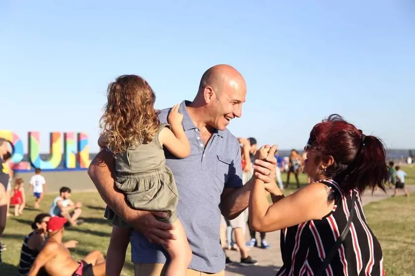 MOLINA VISIT&Oacute; LA RIBERA Y COMPARTI&Oacute; UNA JORNADA DE QUILMES VERANO JUNTO A LOS VECINOS (2)