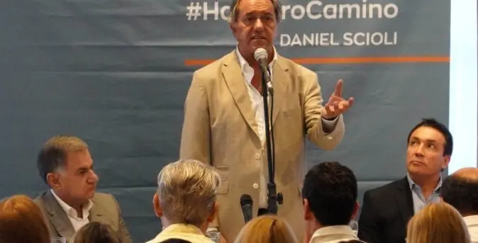 Florencio Varela.06/03/2019- Daniel Scioli present&oacute; hoy su libro &ldquo;El otro camino&rdquo;, en Florencio Varela, junto al diputado provincial Julio Pereyra; el intendente local, Andr&eacute;s Watson y el escritor Rub&eacute;n Tizziani, autor de la publicaci&oacute;n.

Scioli se refiri&oacute; a los contenidos y luego repas&oacute; su carrera pol&iacute;tica hasta estos d&iacute;as, donde ha elaborado una serie de diez propuestas que conforman &ldquo;el otro camino&rdquo;, su visi&oacute;n de pol&iacute;ticas p&uacute;blicas que contrastan con las que lleva adelante el actual gobierno &ldquo;y que presentan como el &uacute;nico camino&rdquo;.

En el auditorio del sal&oacute;n Royal estuvieron presentes docentes, empresarios, estudiantes, comerciantes, fuerzas vivas locales y dirigentes de la regi&oacute;n. En el lugar, Scioli salud&oacute; tambi&eacute;n a matrimonios que pudieron llegar a ampliar sus familias gracias a la ley de fertilidad asistida que impuls&oacute; Scioli como gobernador .
