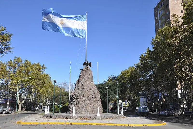 Muestra Monumento a la Bandera Cuatro Medios