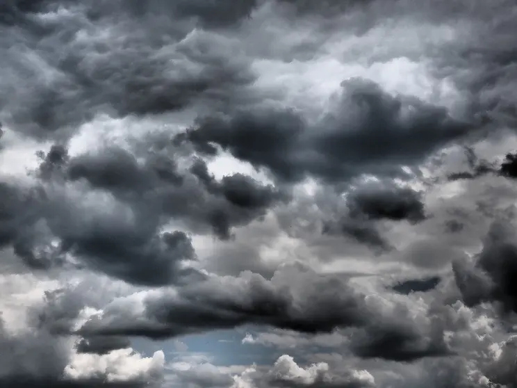 cielo nublado cuatro medios clima 