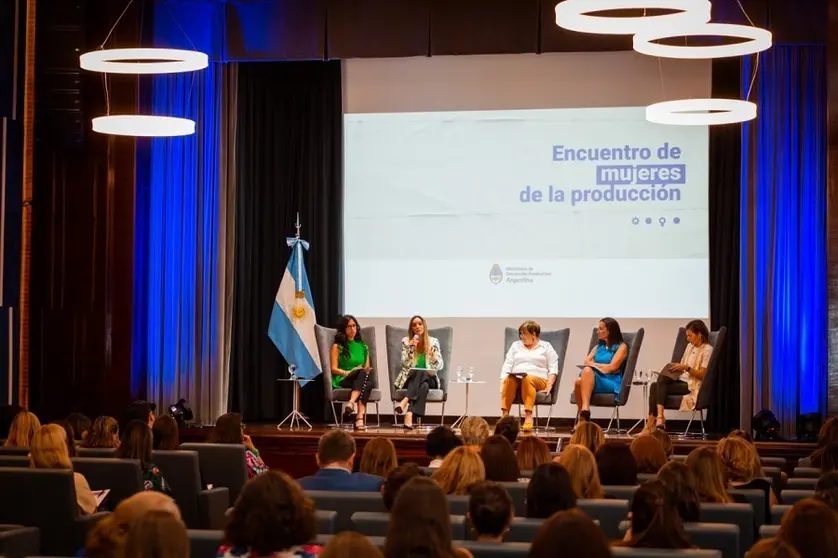 Reuni&oacute;n en Ministerio de Producci&oacute;n 3 