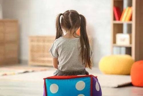ni&ntilde;a-de-pelo-largo-jugando-sola-500x334