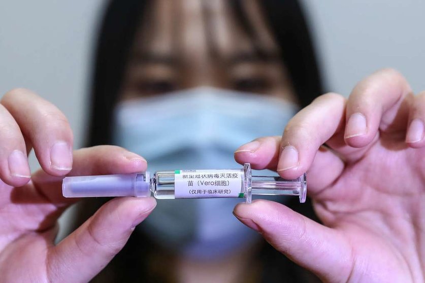 (200414) -- BEIJING, 14 abril, 2020 (Xinhua) -- Imagen del 11 de abril de 2020 de un empleado tomando muestras de la vacuna inactivada para COVID-19 en una planta de producción de vacunas del Grupo Nacional Farmacéutico de China (Sinopharm) en Beijing, capital de China. China ha aprobado las pruebas clínicas de dos vacunas inactivadas candidatas para la neumonía COVID-19, informó el martes el mecanismo conjunto de prevención y control contra el nuevo coronavirus del Consejo de Estado. Ambos fármacos han sido desarrollados por el Instituto de Productos Biológicos de Wuhan, subordinado al Grupo Nacional Farmacéutico de China (Sinopharm) y la Corporación de Investigación y Desarrollo Sinovac, con sede en Beijing. Ya se han iniciado las pruebas clínicas de ambas vacunas. (Xinhua/Zhang Yuwei) (ah) (rtg) (dp)

