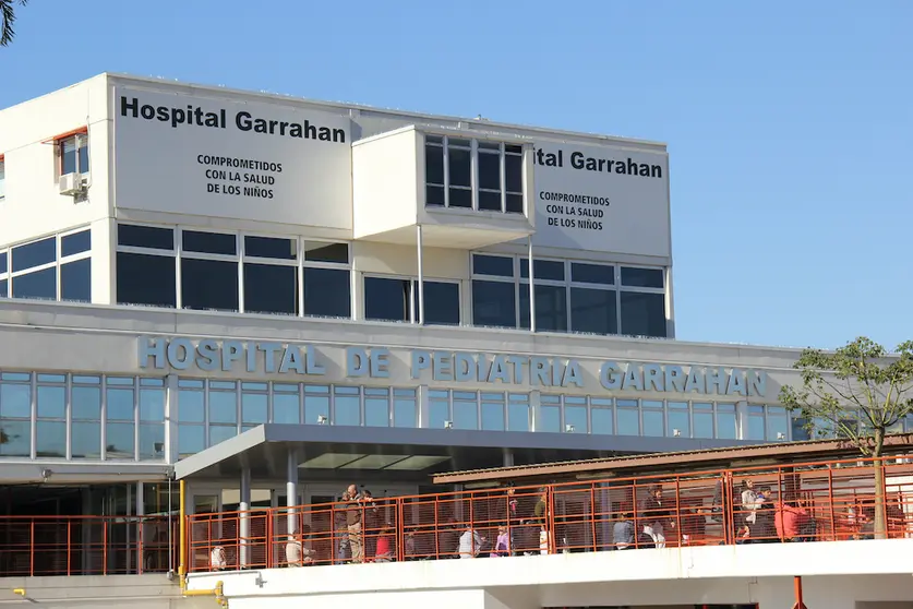 Frente lateral del Hospital