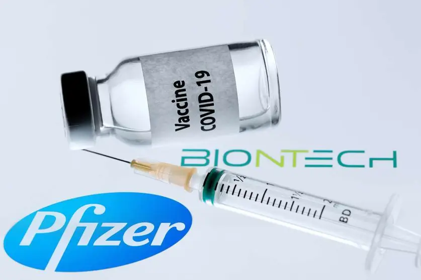 T&eacute;lam 02/12/2020: Londres: El Reino Unido aprob&oacute; el uso de la vacuna contra el coronavirus de Pfizer.This picture taken on November 23, 2020 shows a bottle reading "Vaccine Covid-19" next to US pharmaceutical company Pfizer and German biotechnology company Biontech logos on November 23, 2020. (Photo by JOEL SAGET / AFP)