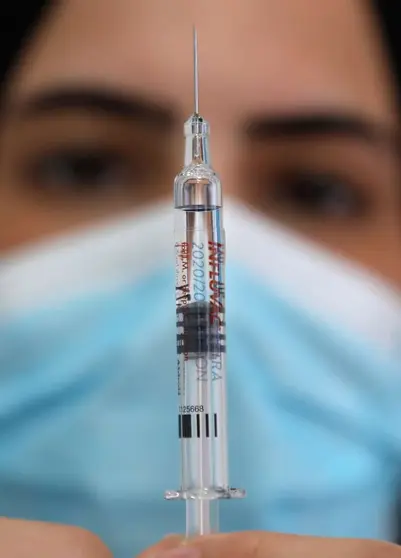 El gigante farmac&eacute;utico estadounidense Pfizer anunci&oacute; hoy que planea solicitar una autorizaci&oacute;n de emergencia para su vacuna contra el nuevo coronavirus a fines de noviembre. (201014) -- TEL AVIV, 14 octubre, 2020 (Xinhua) -- Imagen del 13 de octubre de 2020 de una trabajadora de la salud mostrando una vacuna contra la influenza estacional en una instalaci&oacute;n temporal de los Servicios de Salud Maccabi en Tel Aviv, Israel. (Xinhua/Gideon Markowicz) (ah) (vf) (ce)