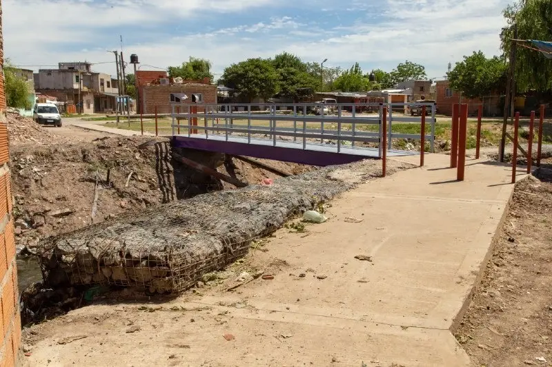 EL MUNICIPIO REFACCIONA EL PUENTE PEATONAL DE LA CALLE 840 Y EL ARROYO LAS PIEDRAS (1)