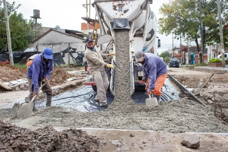EL MUNICIPIO AVANZA CON OBRAS DE PAVIMENTO EN BERNAL OESTE (2)