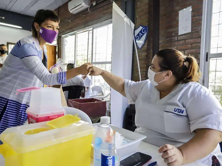 MAYRA SUPERVIS&Oacute; UNA NUEVA JORNADA DE VACUNACI&Oacute;N EN EL QAC Y LLAM&Oacute; A LA POBLACI&Oacute;N A REDOBLAR LOS CUIDADOS (4)