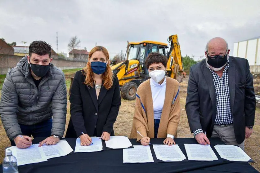 MAYRA MENDOZA Y LA MINISTRA DE TRABAJO PROVINCIAL ANUNCIARON LA CONSTRUCCI&Oacute;N DE UN NUEVO EDIFICIO PARA EL CFP N&deg; 402 (1)