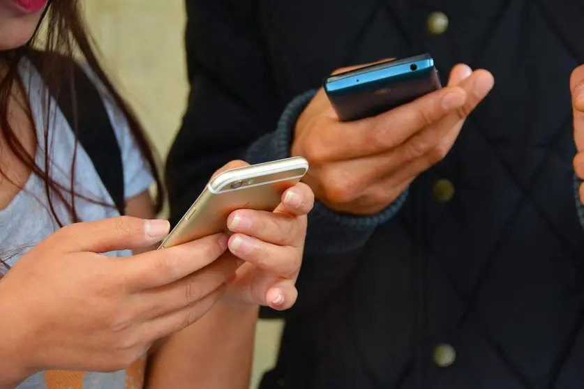 mobile-phones-gf18fc670f_1280