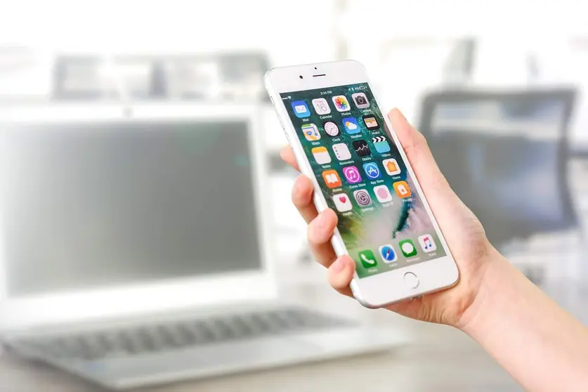 woman-holding-a-smartphone-ge84aa2d5a_1280