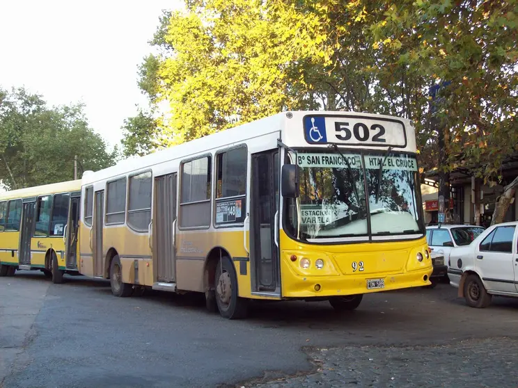 Colectivo_de_la_l&iacute;nea_502_en_estaci&oacute;n_Florencio_Varela