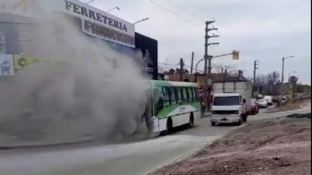 colectivo de la linea 500 incendio en varela