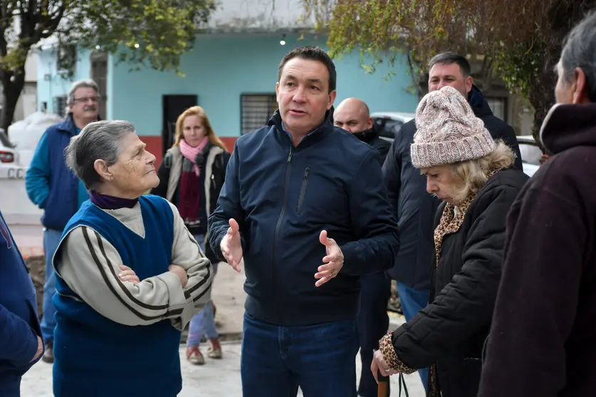 watson con vecinos en barrio centro