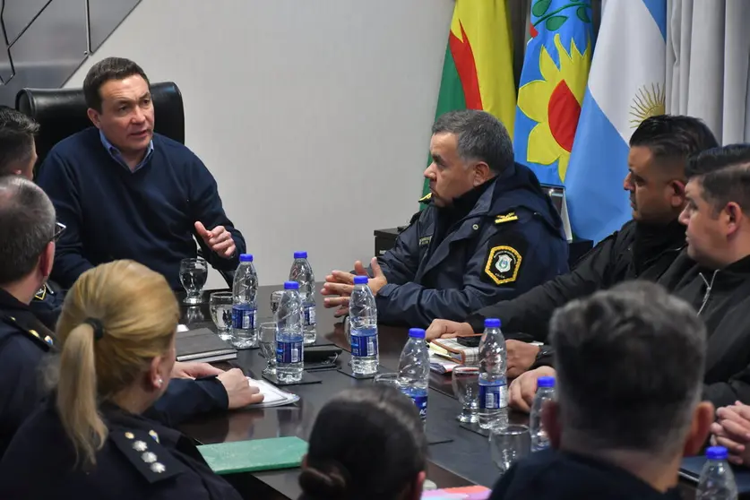 watson con policias por la seguridad