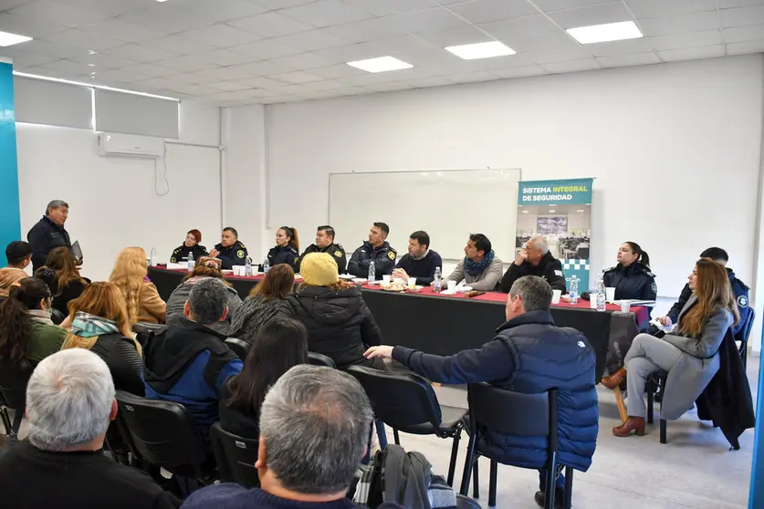 reunion policia vecinos en varela