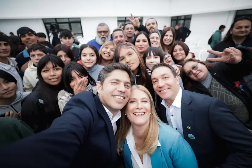 axel kicillof con watson en escuela 15 de la capilla