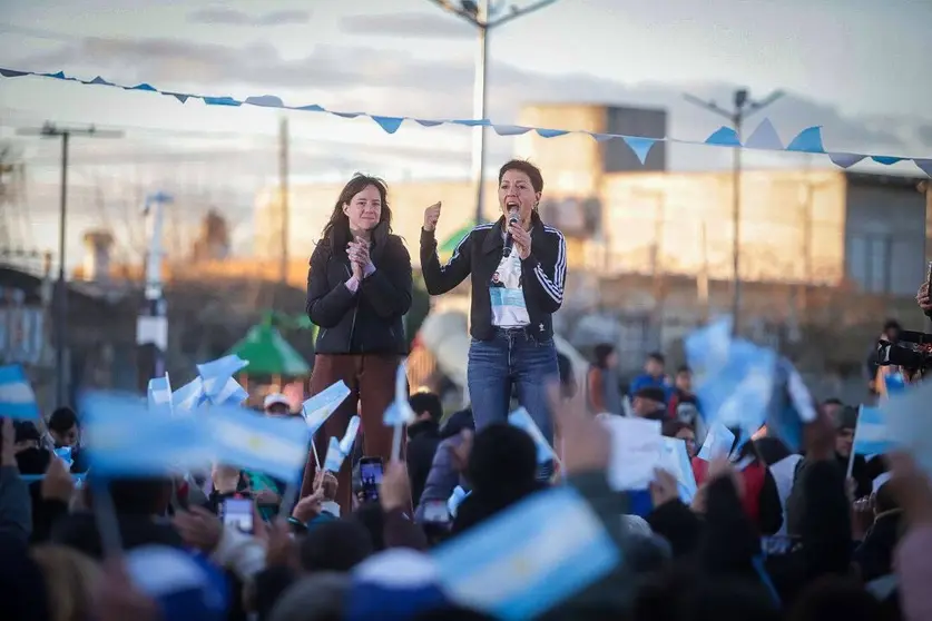 mayra mendoza cierre de campaña quilmes con cecilia soler