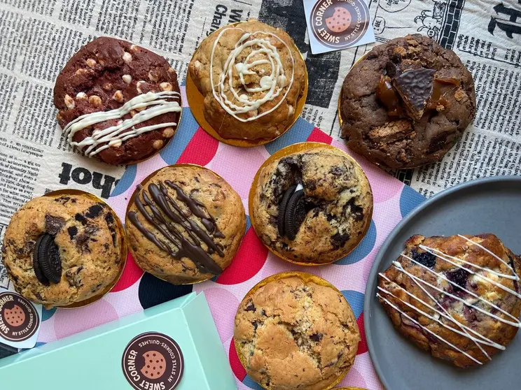Cookie estilo NY partida mostrando interior suave y melty - Sweet Corner Cookies Quilmes