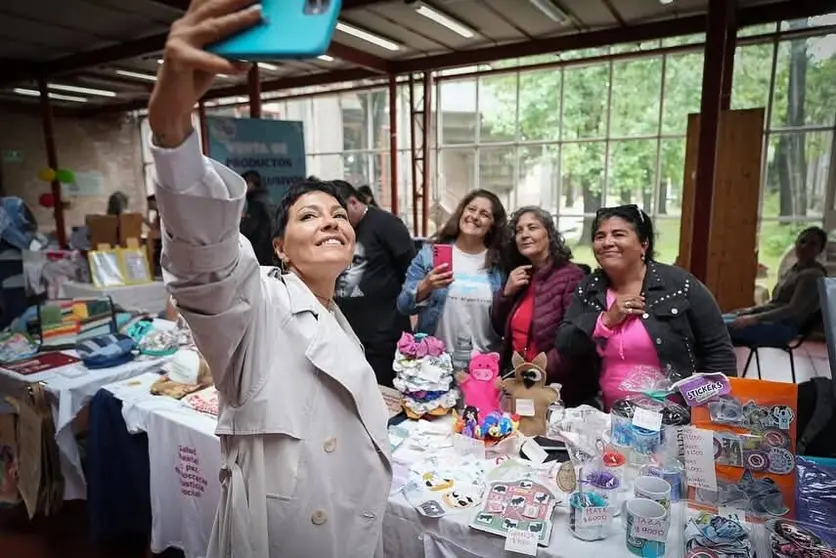 MAYRA RECORRIÓ LA FERIA DE ECONOMÍA POPULAR, SOCIAL Y SOLIDARIA DE LA UNQ 3