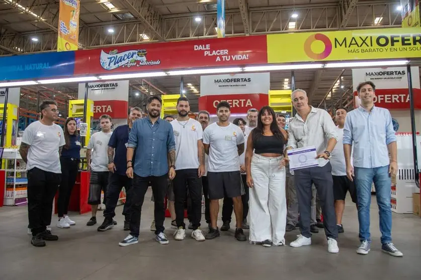 EL MUNICIPIO ENTREGÓ EL CERTIFICADO DE HABILITACIÓN A LA DISTRIBUIDORA MAXI OFERTAS 1