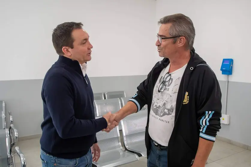 watson vecino dando la mano