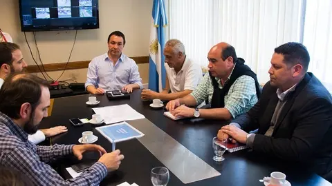 El intendente interino Watson junto a autoridades del ferrocarril Roca