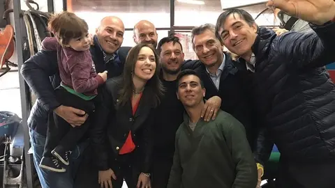 Macri, Vidal, Bullrich en una selfie con el comerciante que visitaron en Quilmes