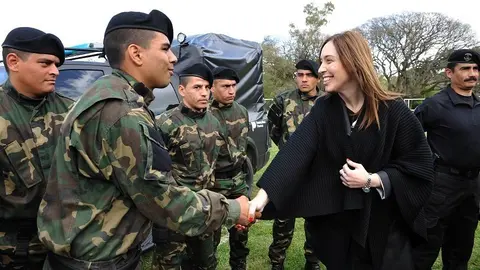 Vidal junto a efectivos del Grupo Halc&oacute;n en Berazategui