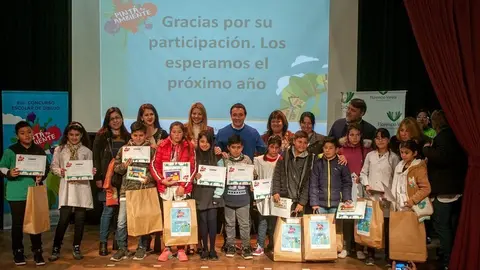 Los participantes de Pint&aacute; tu Ambiente junto al intendente Watson