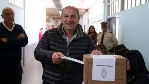 Mario Secco vot&oacute; en Ensenada y salud&oacute; a vecinos