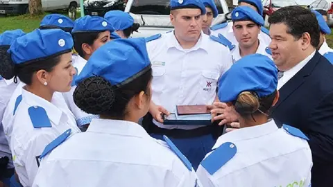 Nedela con polic&iacute;as locales
