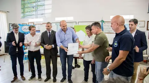 EL INTENDENTE ENTREG&Oacute; A LOS EX COMBATIENTES DE MALVINAS LA ESCRITURA DE LA SEDE DEL CENTRO DE VETERANOS DE GUERRA  (1)